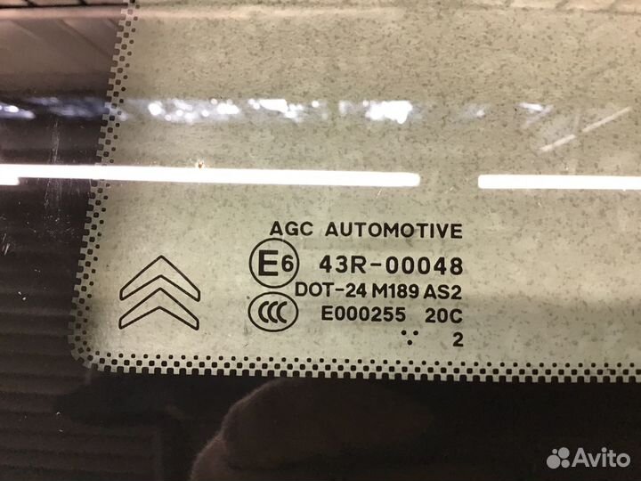 Стекло кузовное глухое левое Citroen C3 2009-2016