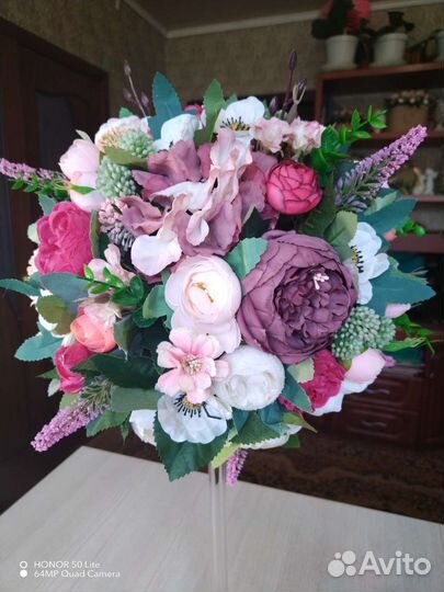 Ваза с цветами для украшения стола