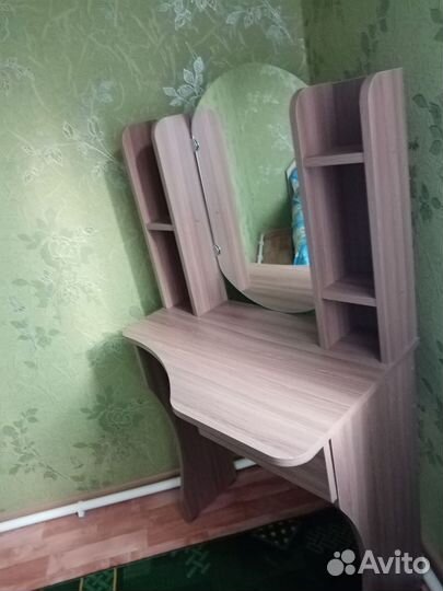 Туалетный столик с зеркалом