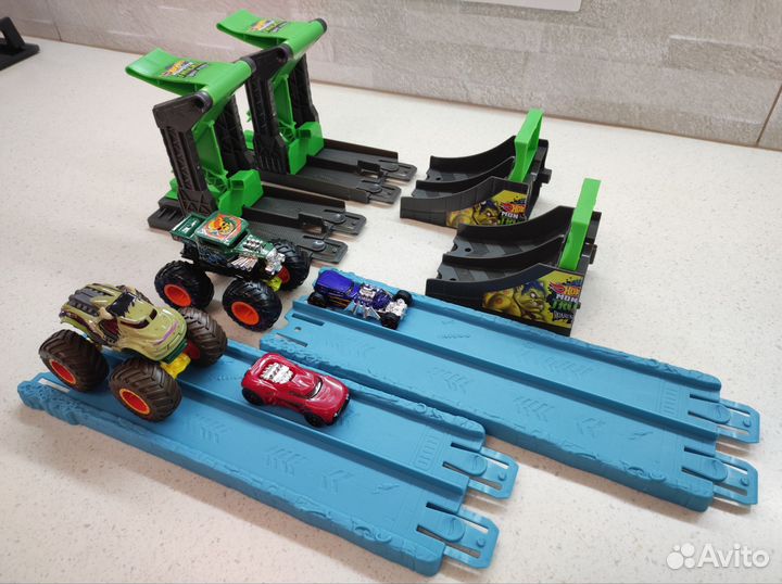 Hot Wheels Монстр-трак Драка банд HCJ77