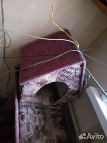 Кошачий домик с когтеточкой