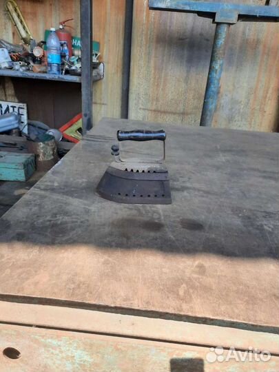 Старинный угольный утюг