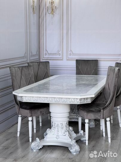 Стол и стулья