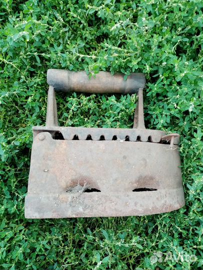 Старинный угольный утюг