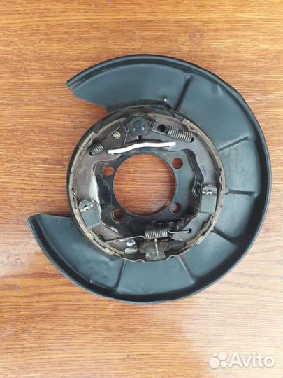 Пыльник тормозного диска задний Lexus HS250h