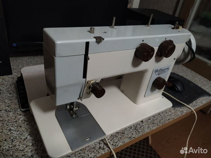 Швейная машинка Чайка 143