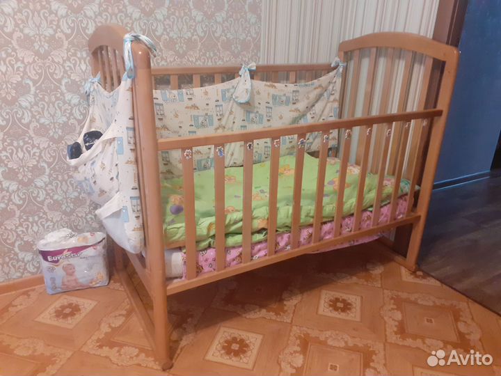 Детская кроватка с маятником