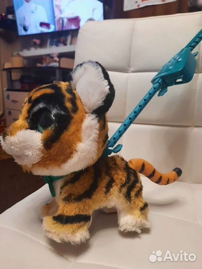 Детская игрушка,питомец тигрёнок на поводке