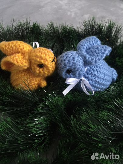 Вязаные кролики символ - сувенир 2023Года