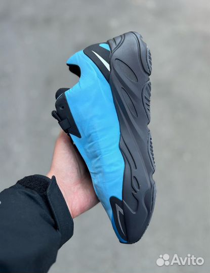 8.5 US. Adidas Yeezy Boost 700 mnvn Cyan. Оригинал