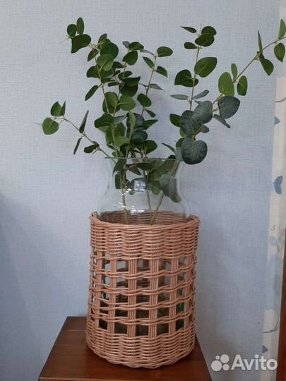 Корзина большая плетеная со стеклянной вазой