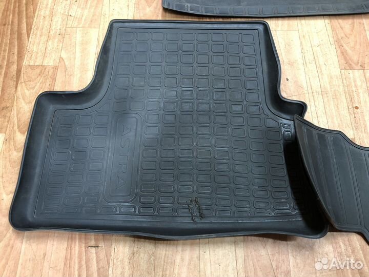 Комплект резиновых ковриков Opel Astra j