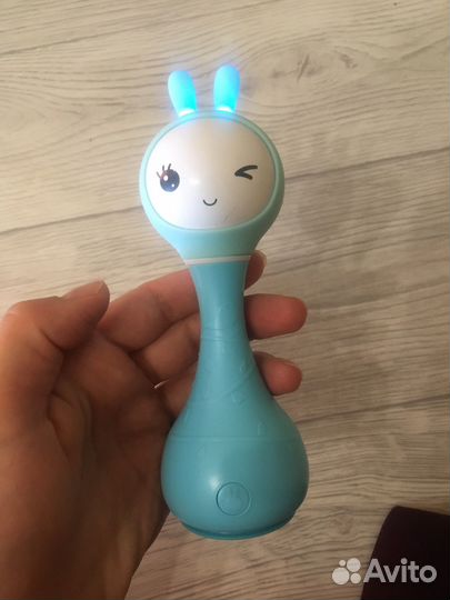 Умный зайка alilo погремушка