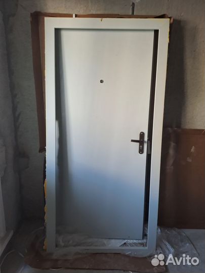 Дверь входная металлическая от застройщика
