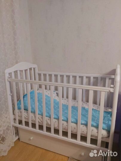 Детская кроватка с продольным поперечным маятником