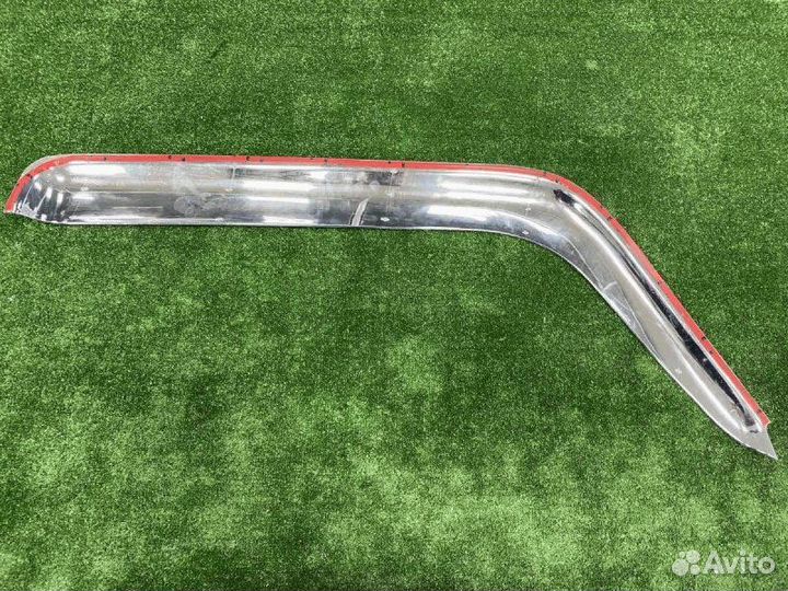 Ветровик передний левый Isuzu Elf NKR66 4HF1 1997