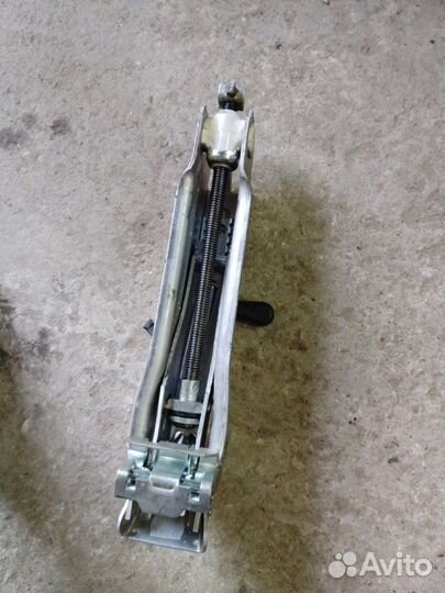 Домкрат Audi A4 cdnf 2009