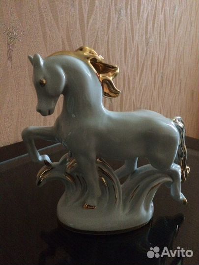 Фарфоровая статуэтка 