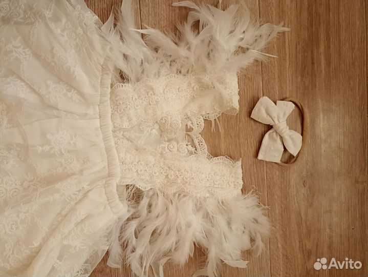 Праздничное боди-платье 74-80 белое с перьями