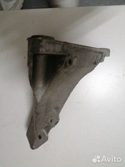 Кронштейн опора правый Audi A4 A6 Passat