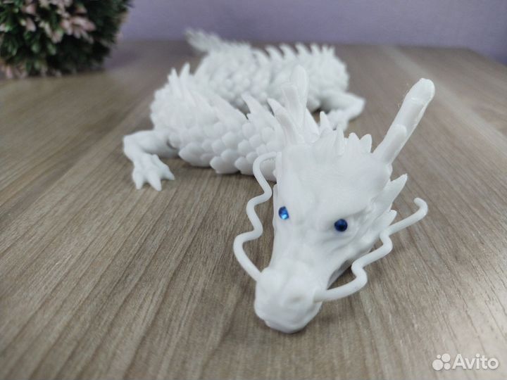 Подвижный дракон белый 45см с голубыми глазами