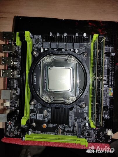 Материнская плата с процессором и памятью