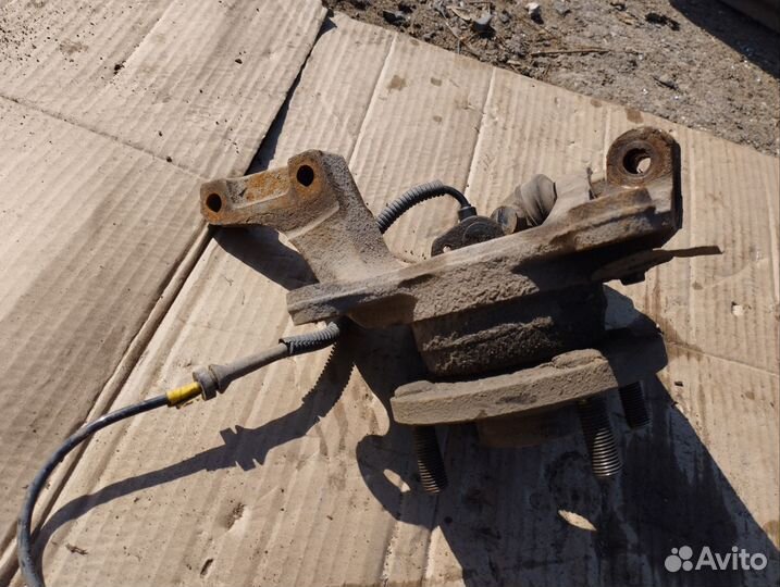 Поворотный кулак передний правый Chevrolet Lacetti