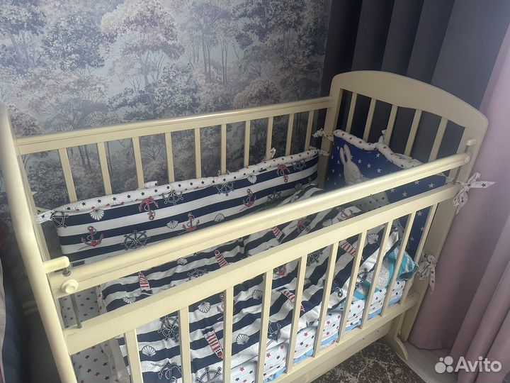 Детская кроватка с маятником