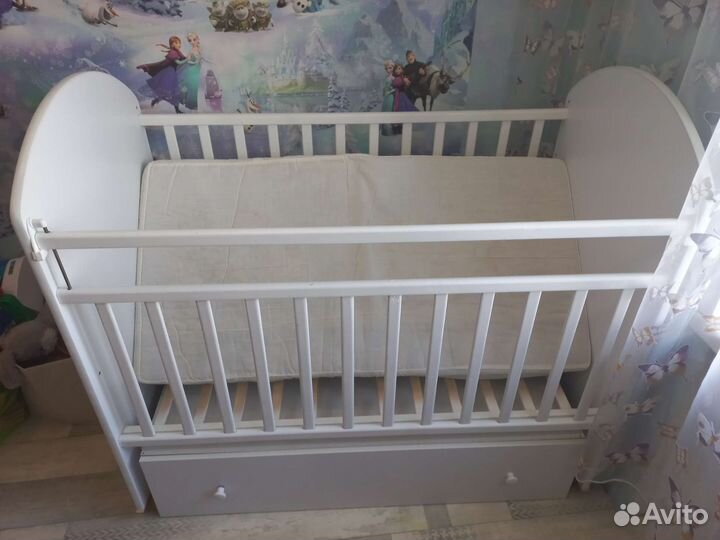 Детская кроватка с маятником и ящиком