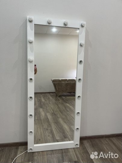 Гримерное зеркало с лампочками