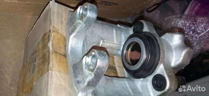 Суппорт задний правый 7H8615424 Фольксваген T5