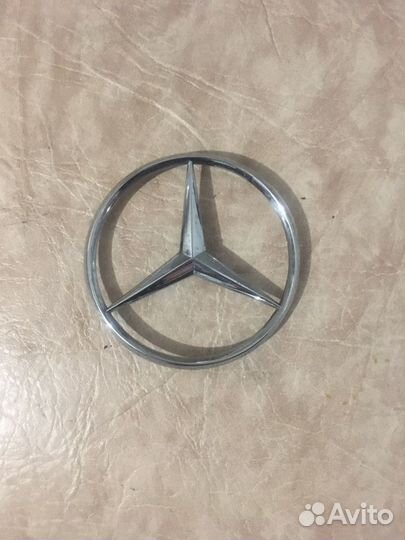 Значек на багажник w201