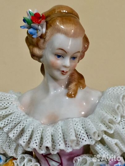 Роскошная цветочница в кружевном платьеSitzendorf