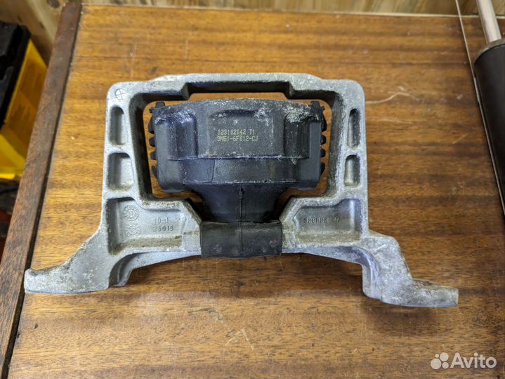 Опора двигателя правая Ford Focus 3