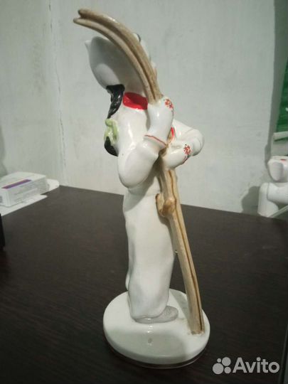 Статуэтка лыжница