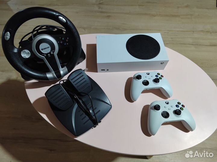 Xbox series s с рулём и телевизором