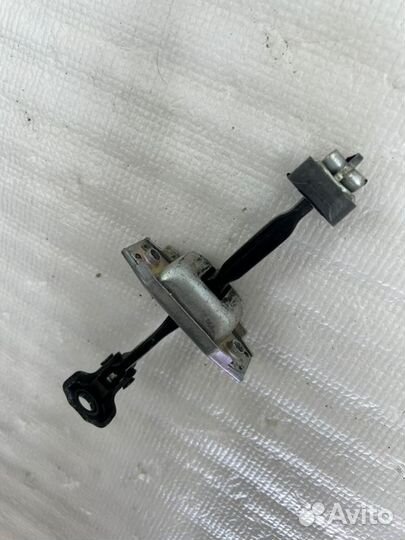 Ограничитель двери передний Тoyota Camry V50/V55