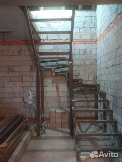 Изготовление металлического каркаса лестницы