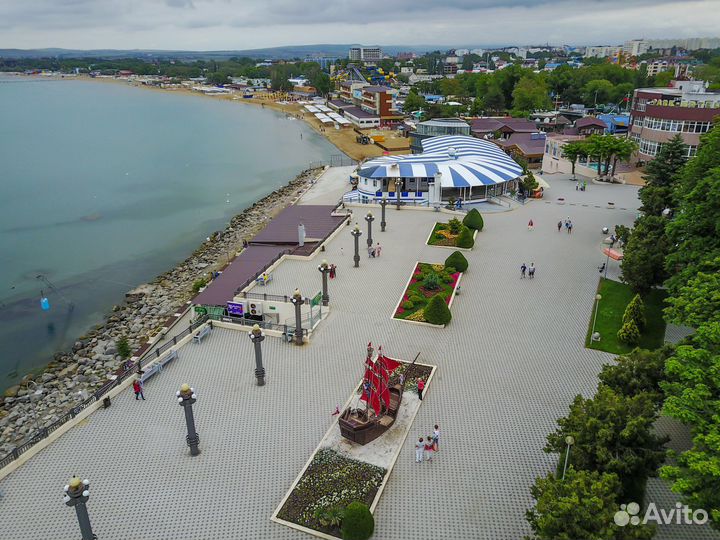 Летний ресторан в центре на берегу