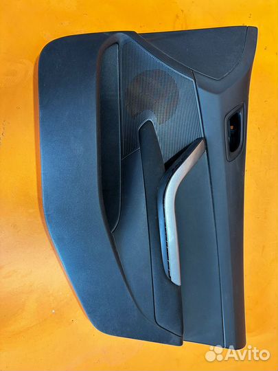 Обшивка двери правой на Peugeot 308