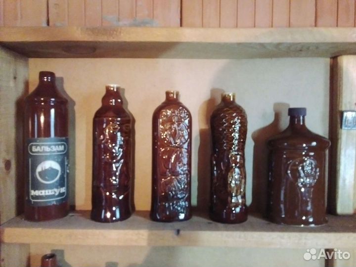 Коллекция пустых бутылок 