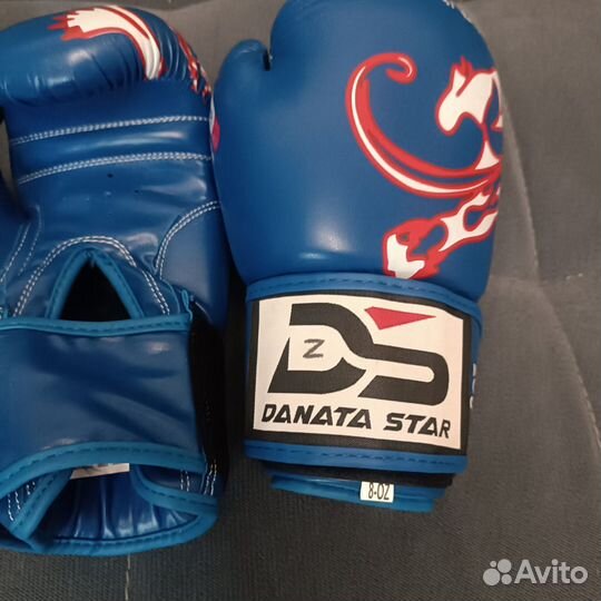 Боксерские перчатки и шлем