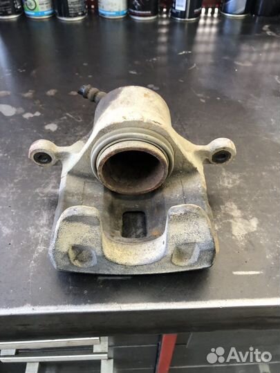 Суппорт передний левый Hyundai Elantra XD