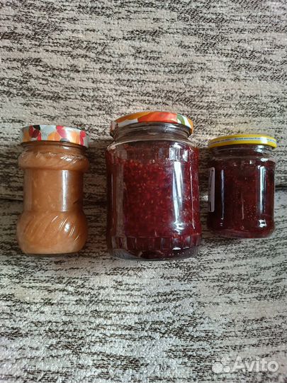 Огурцы маринованные, варенье малиновое, клубничное