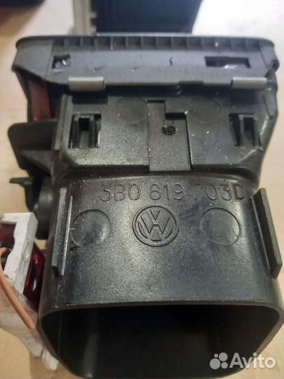 Дефлектор воздуха в торпеду Пассат Б5 3B0819704D