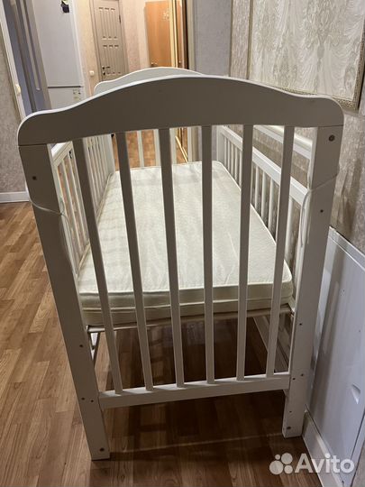 Детская кроватка с маятником белая с матрасом