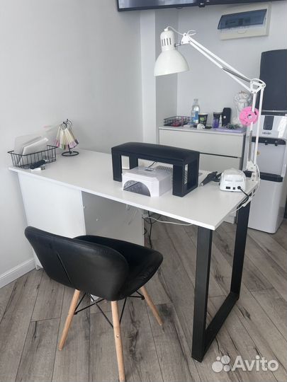 Маникюрный стол