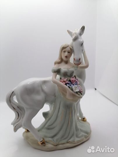 Фарфоровая статуэтка девушка и конь