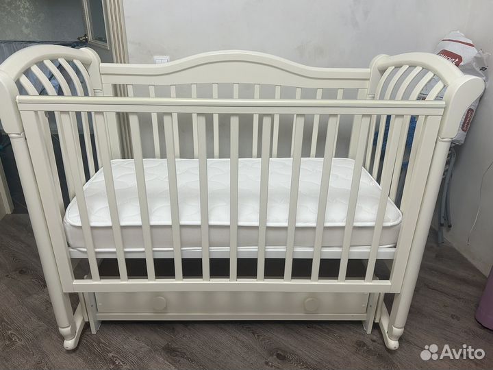 Детская кроватка с маятником