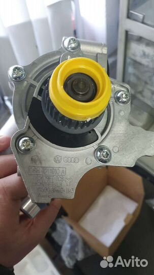 Водяная помпа в сборе VW Audi Skoda Seat 06H121026